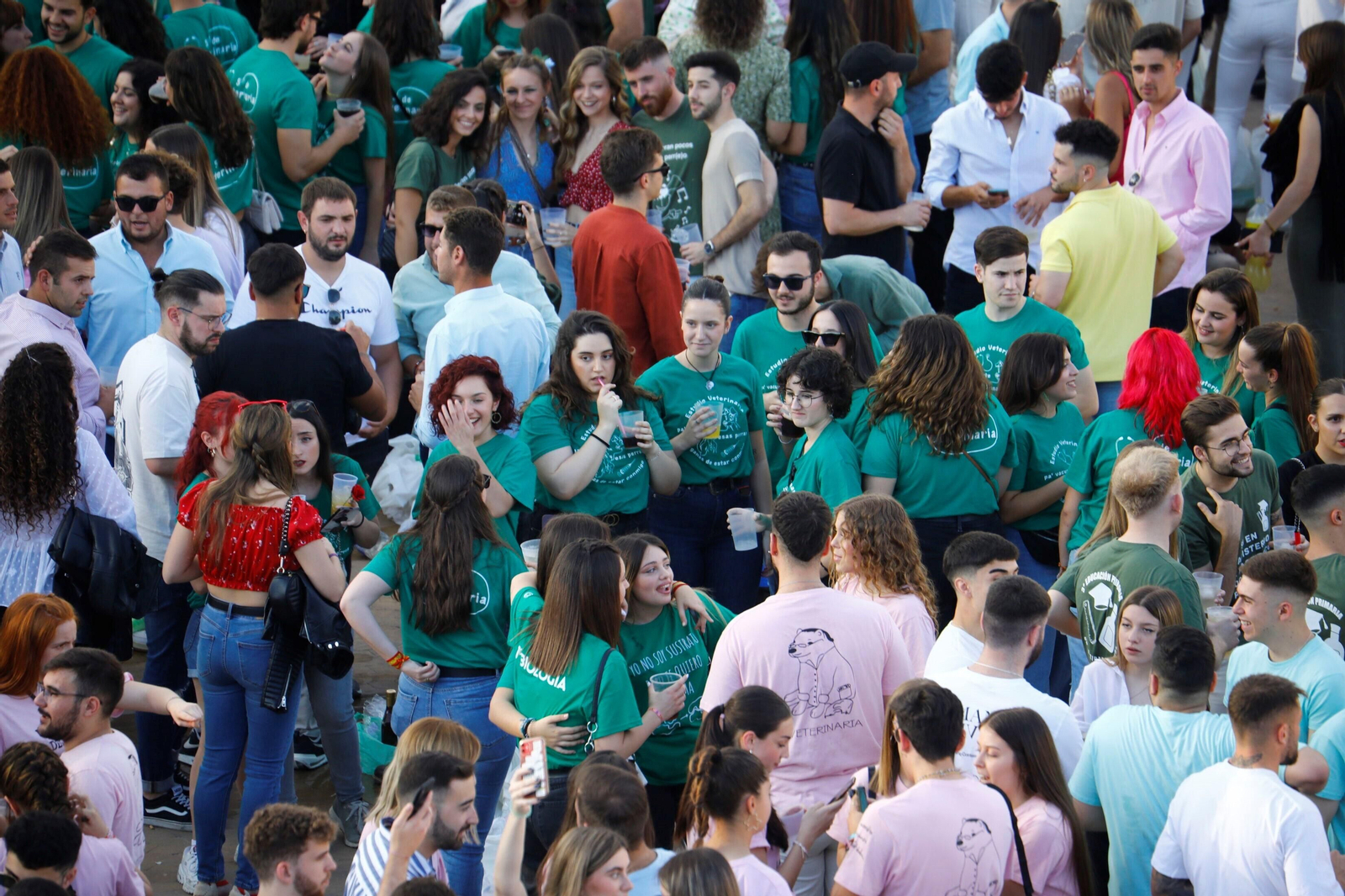 El clásico botellón del Miércoles de la Feria de Córdoba, en imágenes