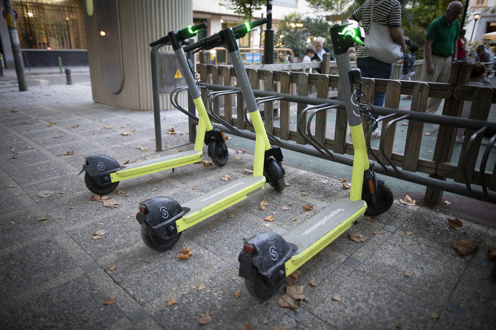 Varios patinetes eléctricos en Granada.