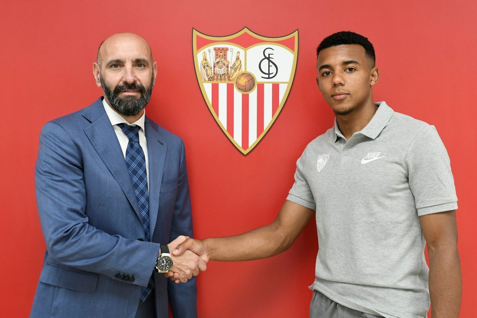 Jules Koundé, nuevo fichaje del Sevilla FC estrechando la mano con Monchi