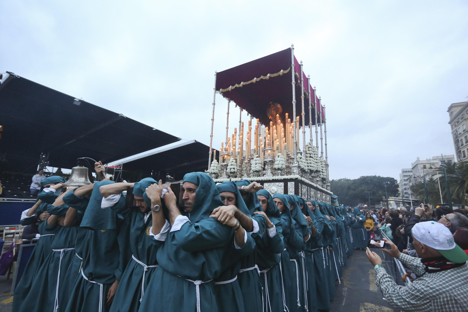 Mediadora de la Salvación pasa por la plaza de la Marina.