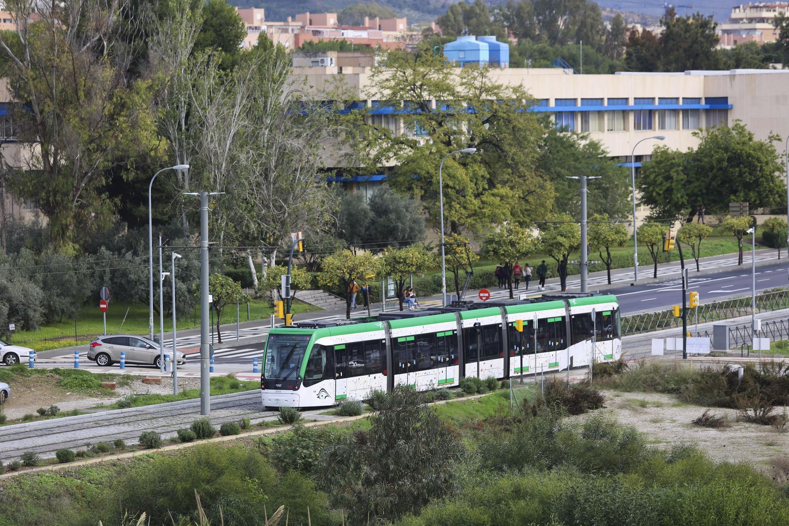 Uno de los trenes del Metro de Málaga a su paso por la Universidad.