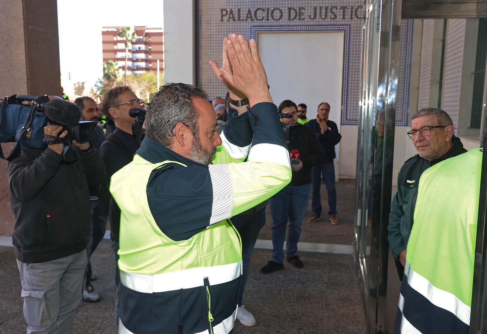 Imágenes de la entrada a los juzgados de los delegados sindicales de Acerinox en Algeciras