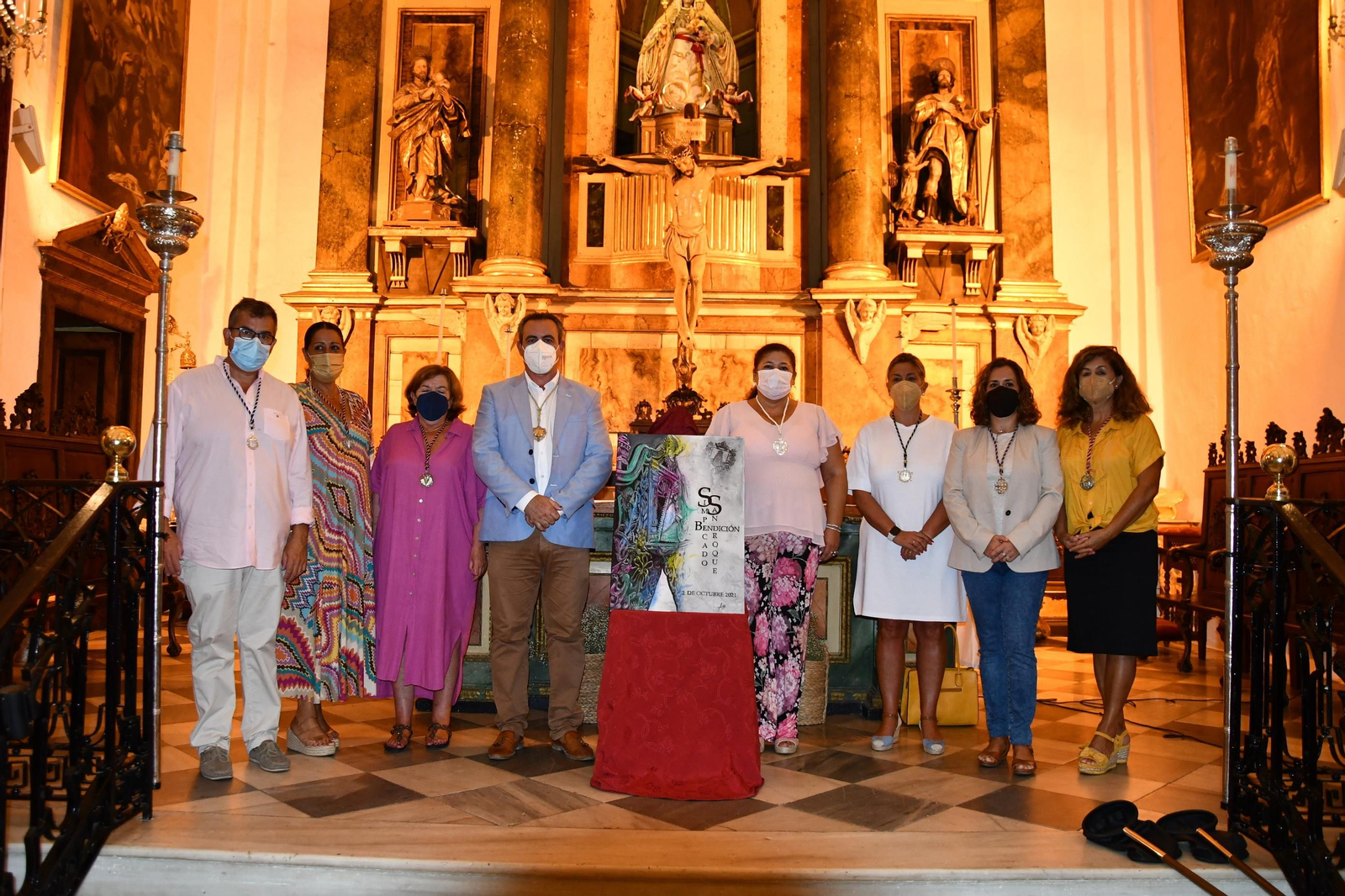 Las autoridades y el cartel del evento.