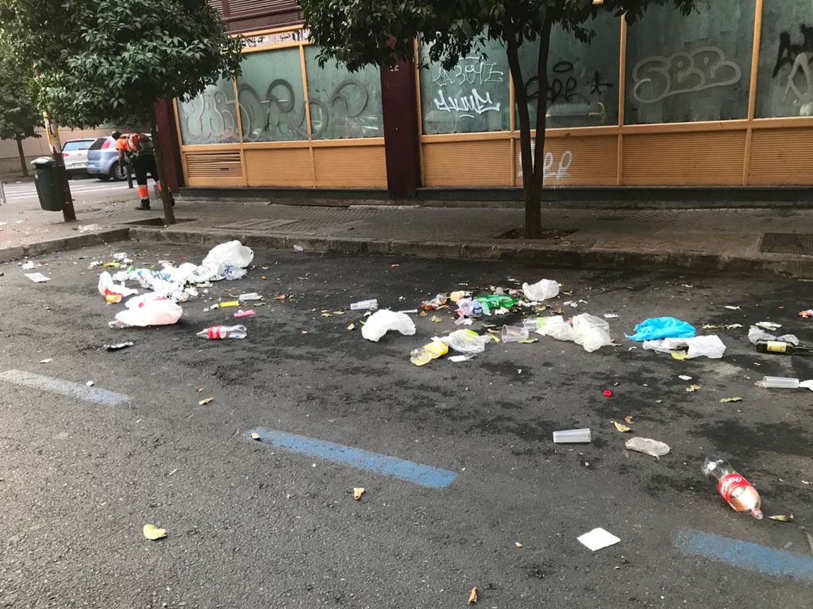 Restos de 'botellona' en Viapol y Parque de los Príncipes