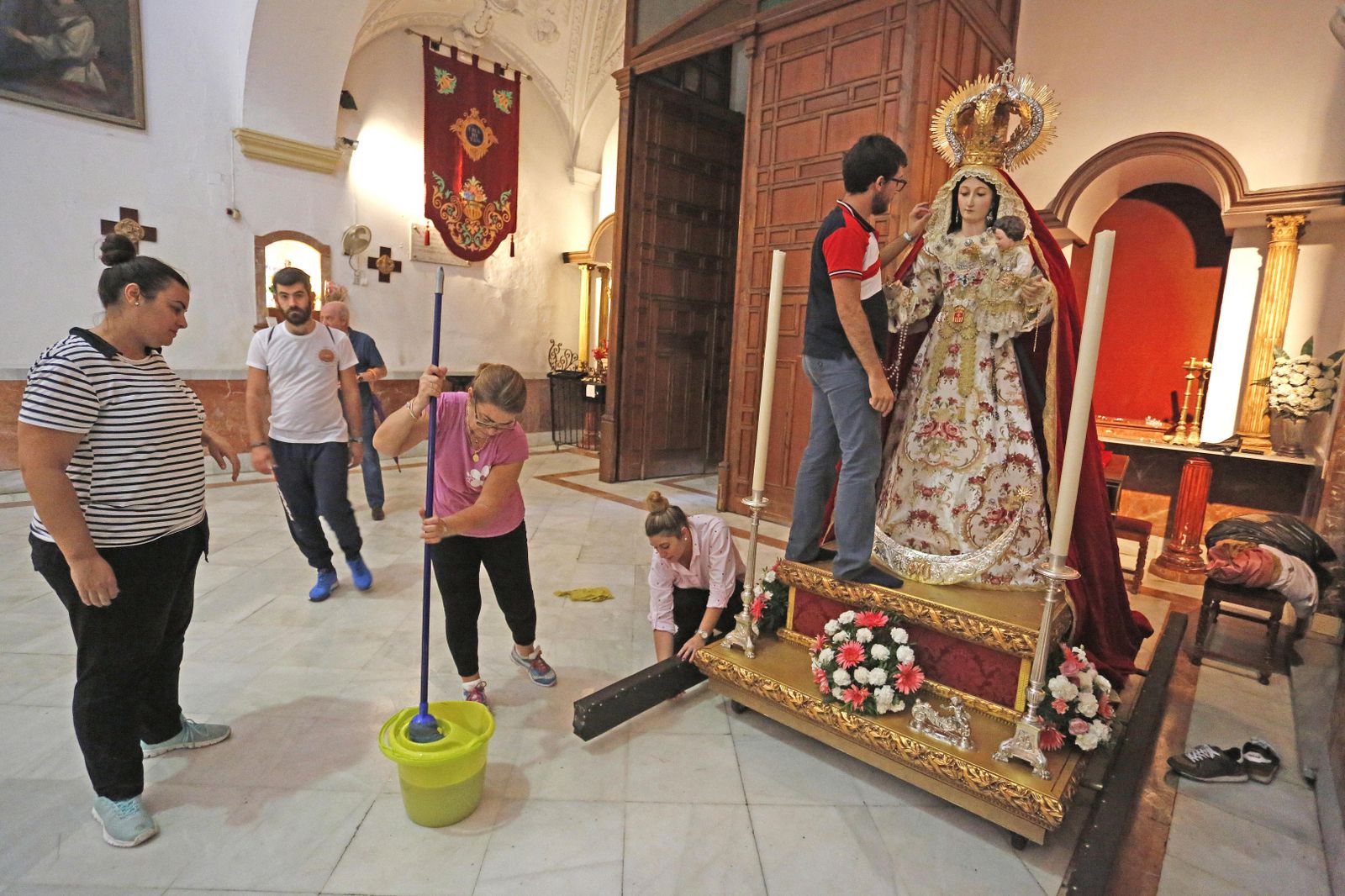 Hermanos de La Soledad limpian ayer a primera hora de la tarde las instalaciones de la iglesia de La Victoria.