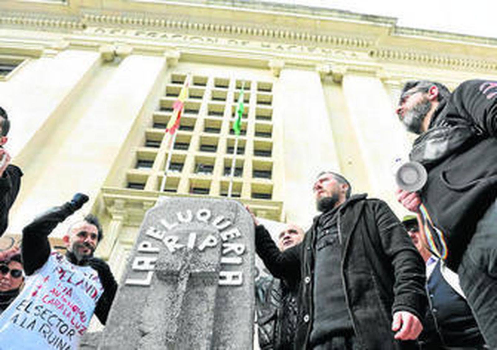 Los peluqueros recrearon una lápida por la muerte del sector delante de la Delegación de Hacienda.