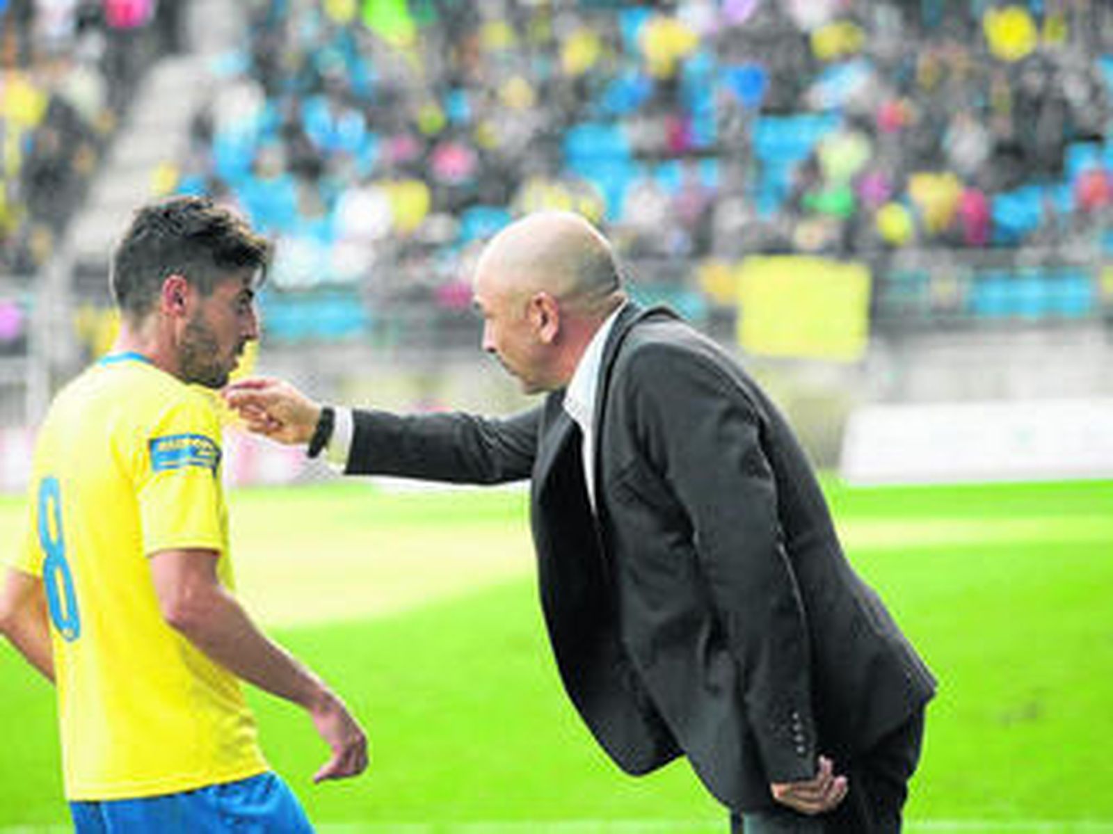 Juanma Espinosa (i) recibe instrucciones del entrenador durante el partido contra el cuadro lucentino.