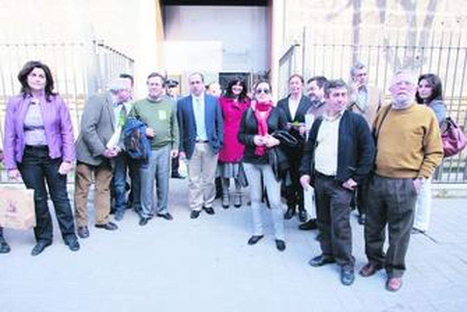 Los concejales de Marchena, ayer, ante el Parlamento de Andalucía.