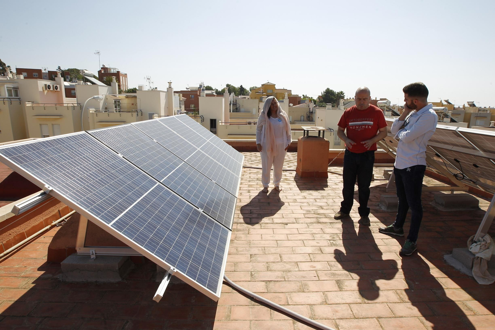 Instalación para auto consumo de la empresa almeriense Albedo Solar en una vivienda de la barriada de Los Ángeles, en la capital.