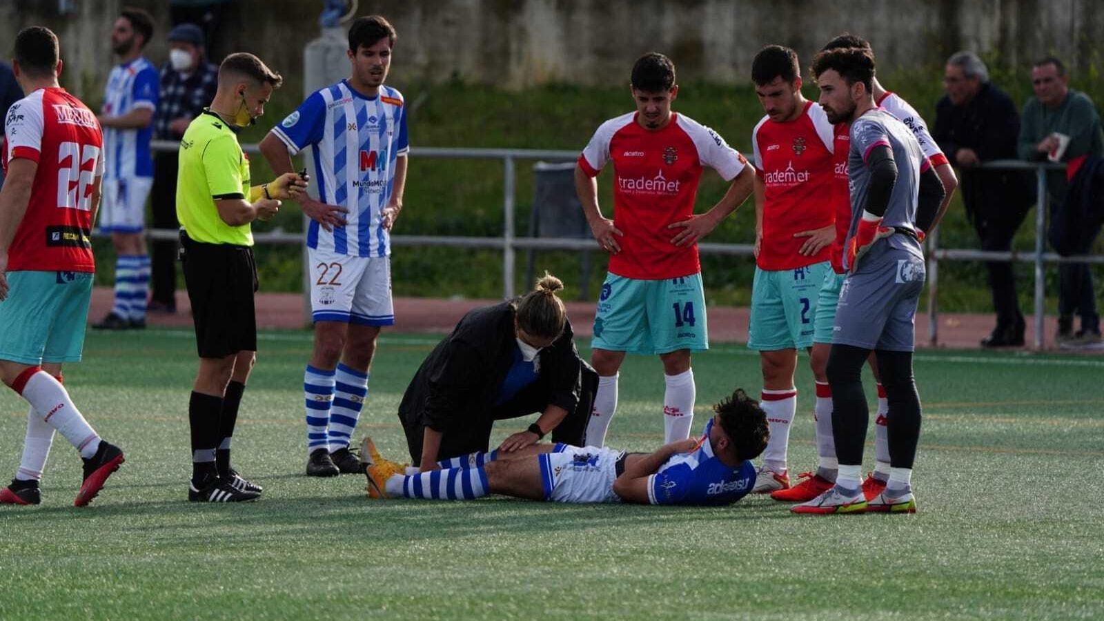 Lupe, fisio del Jerez Industrial, trata a Mateos tras un percance.