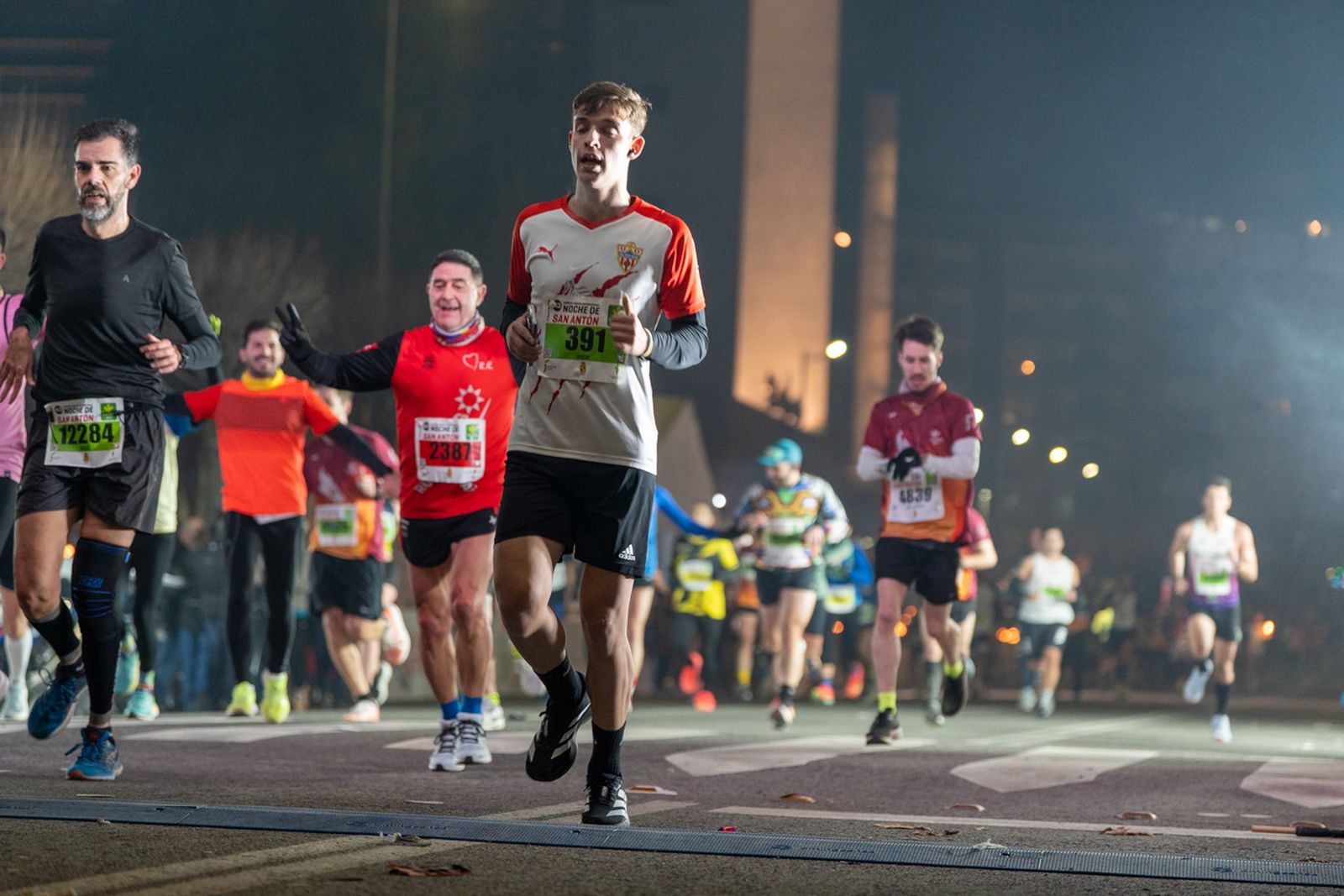 En imágenes: búscate en tu llegada a meta de la Carrera de San Antón 2026 (7)