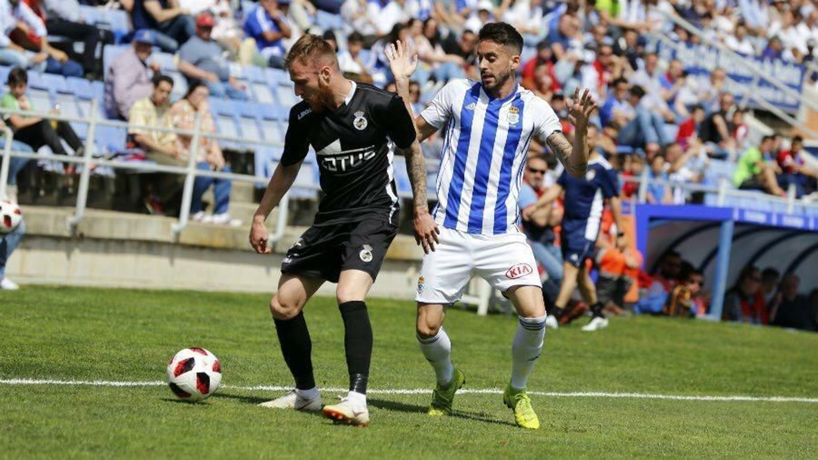 Pierre protege el balón de un adversario durante el Recre-Balona de este domingo