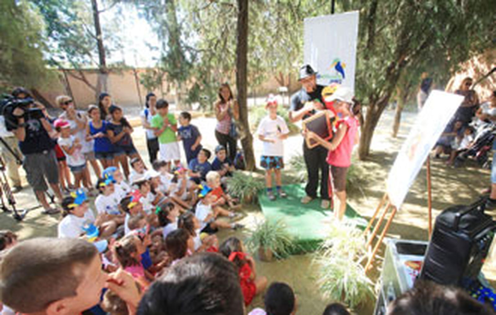 La asociación 'Con aire de ilusión' apadrina a los guacamayos rojos del Zoo