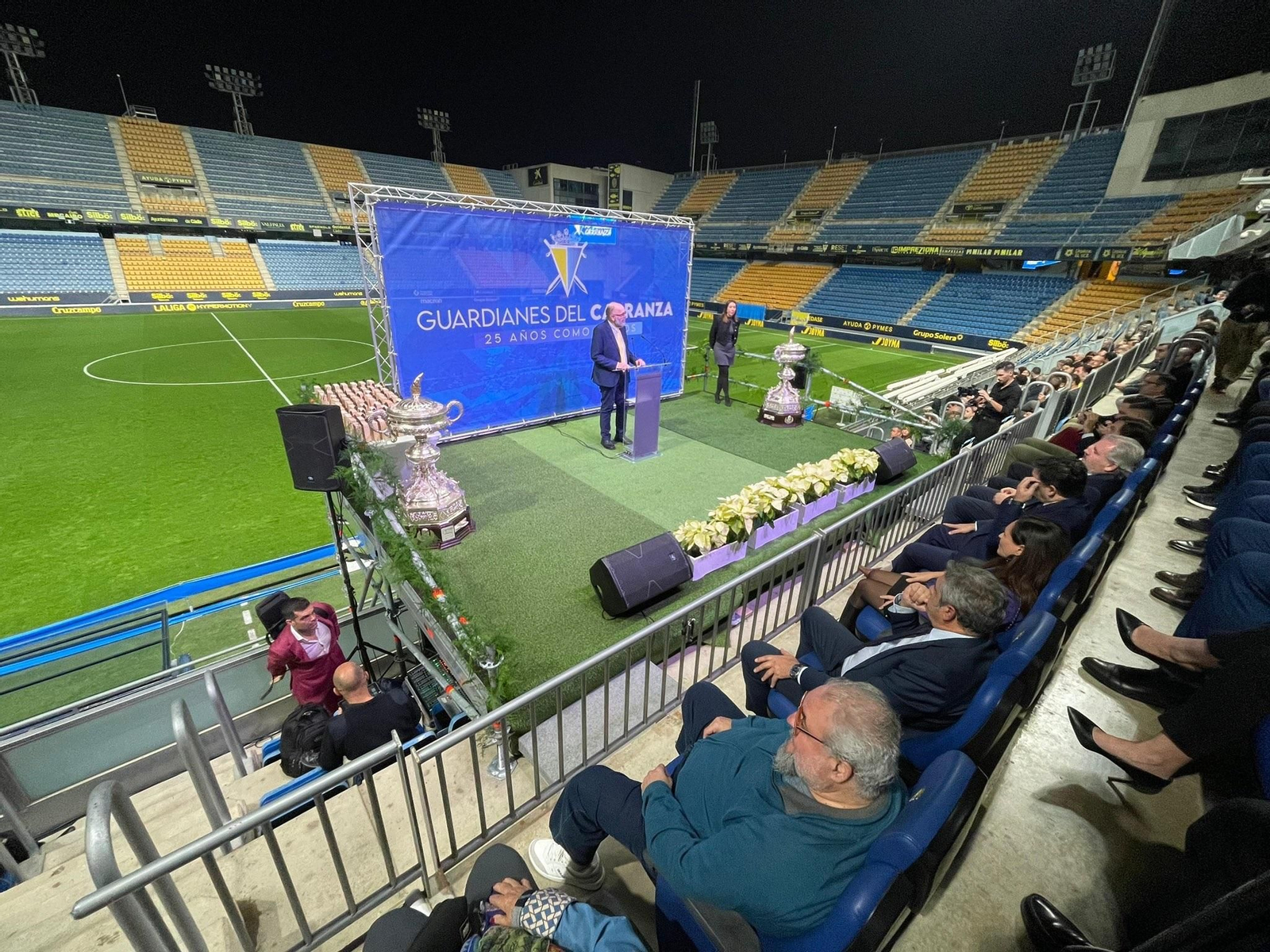 Panorámica de la Tribuna durante el reconocimiento a los socios.