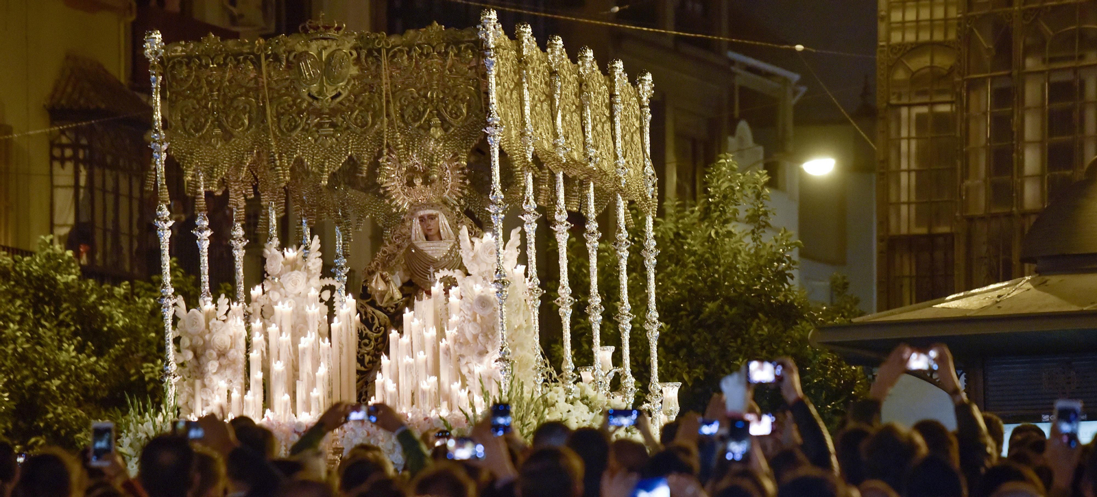 El regreso de la Esperanza de Triana, en imágenes