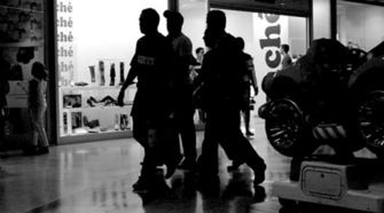 Un grupo de menores en un centro comercial.