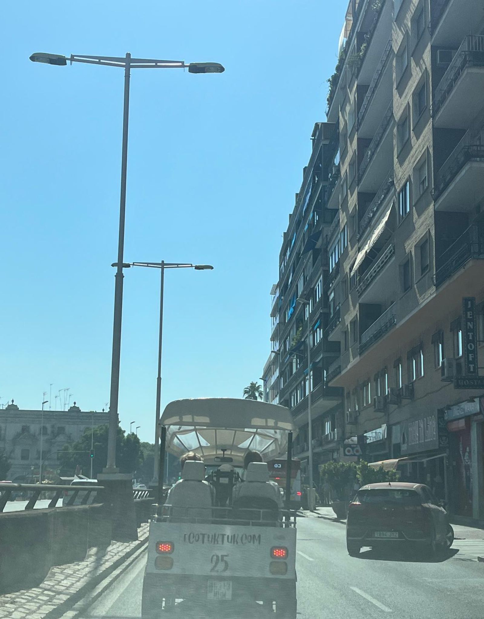 El vehículo por la calle Arjona.