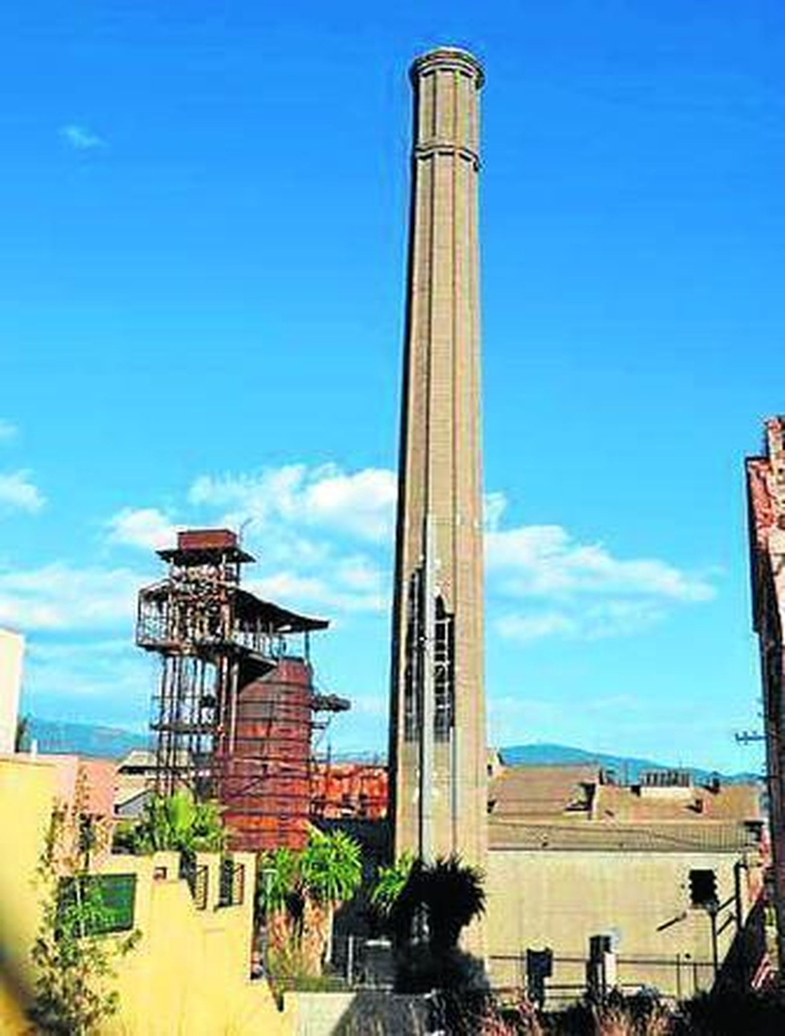 Chimenea de la fábrica del Pilar.