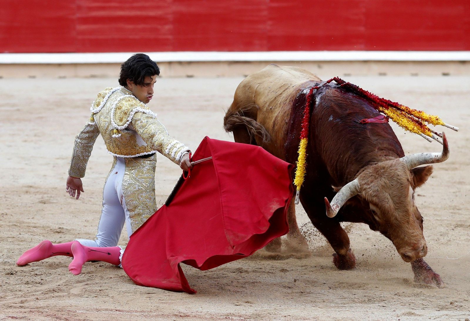 López Simón, en el inicio de la faena al quinto, de rodillas, con la diestra, en el que dio una vuelta al ruedo.