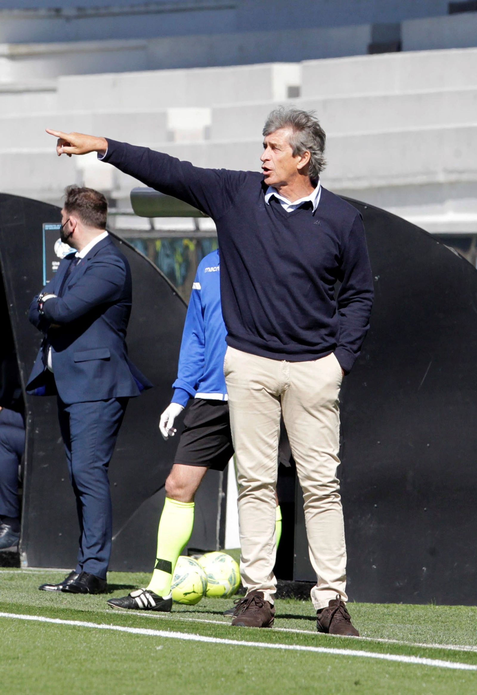 Pellegrini da instrucciones a sus jugadores en Vigo.