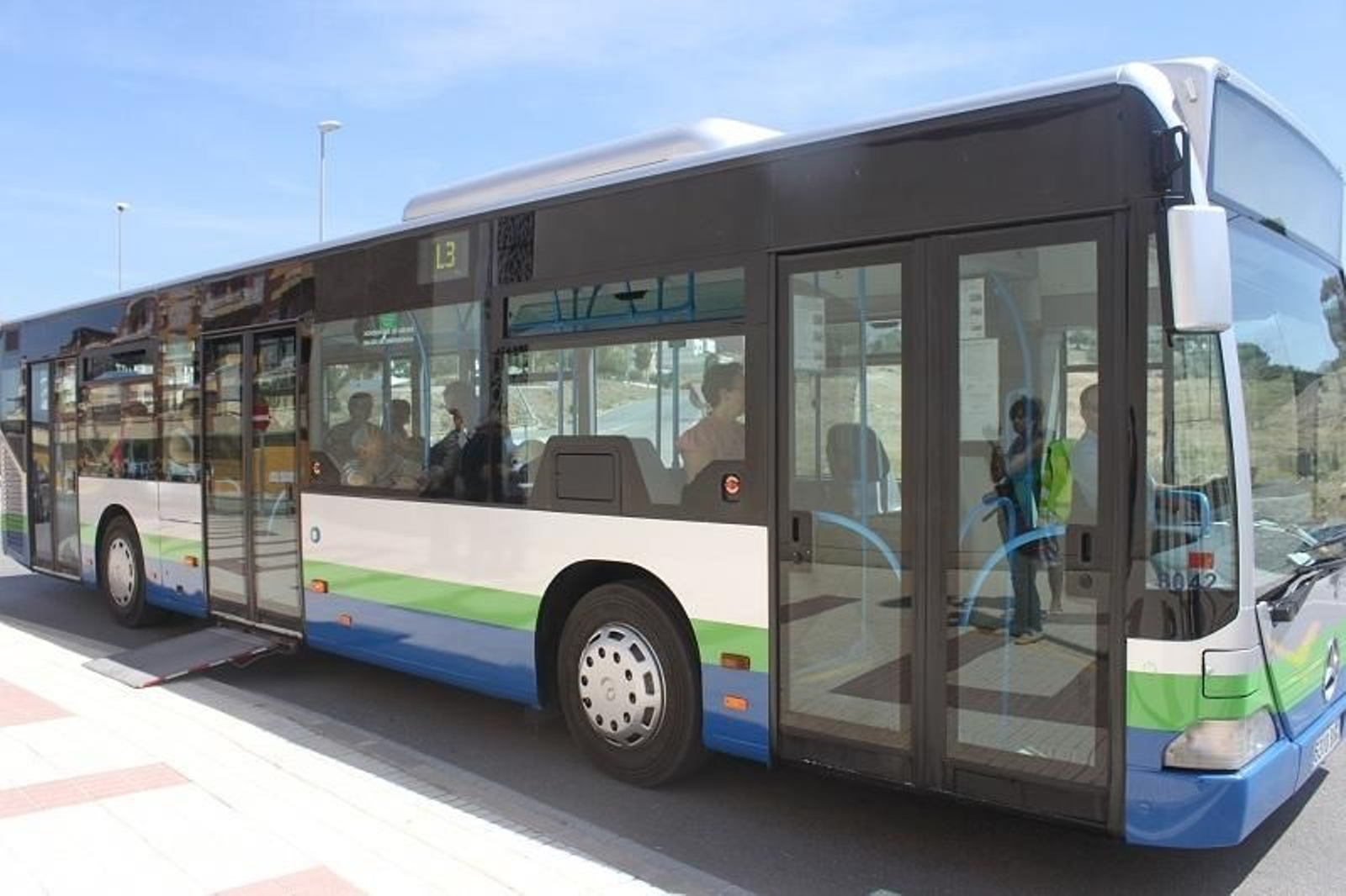 Uno de los autobuses del servicio municipal de transportes de Vélez-Málaga.