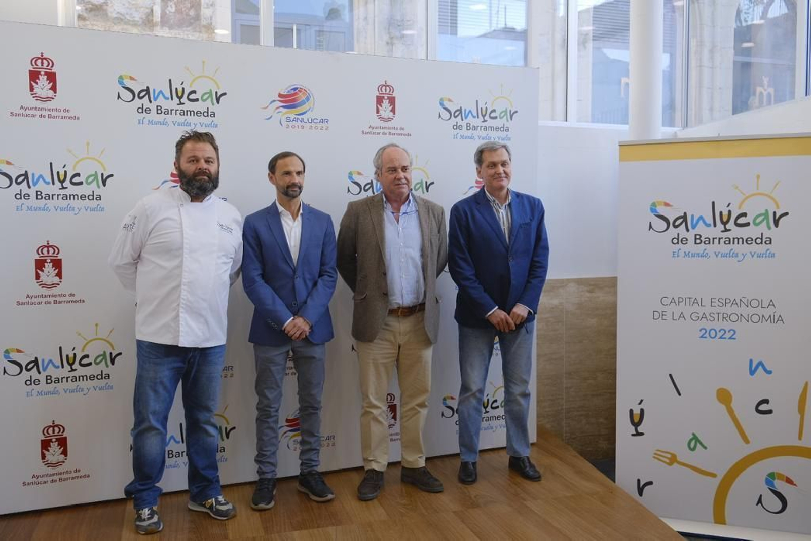 La inauguración del espacio dedicado a la Capitalidad Española de la Gastronomía en la Plaza de Abastos de Sanlúcar.