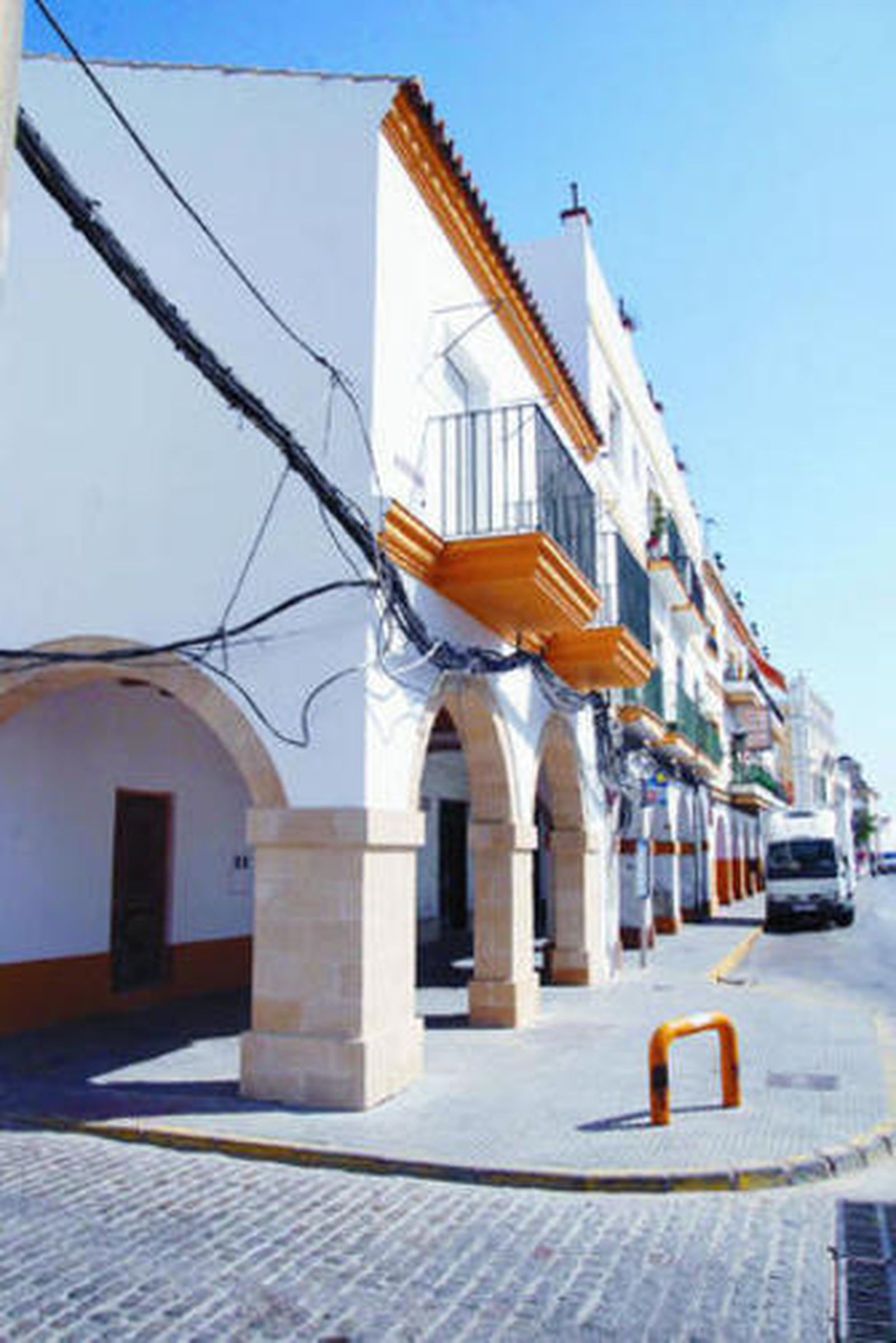 La casa de Ribera del Río, con sus recuperados soportales de piedra.