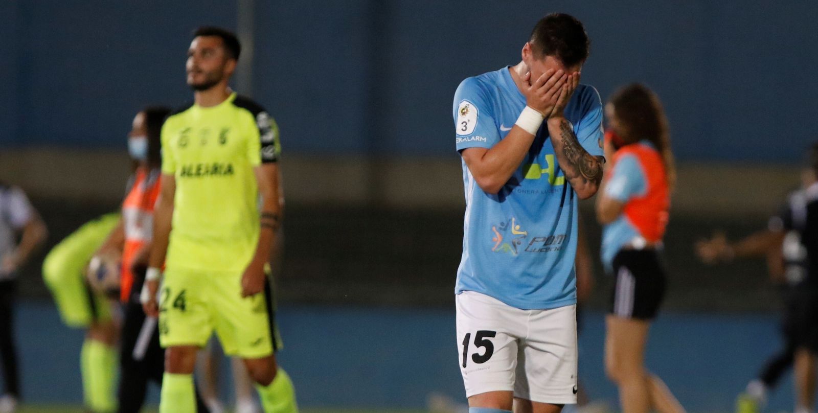 Adrián Ruiz se lleva las manos a la cara tras el final del partido en el Ciudad de Lucena.
