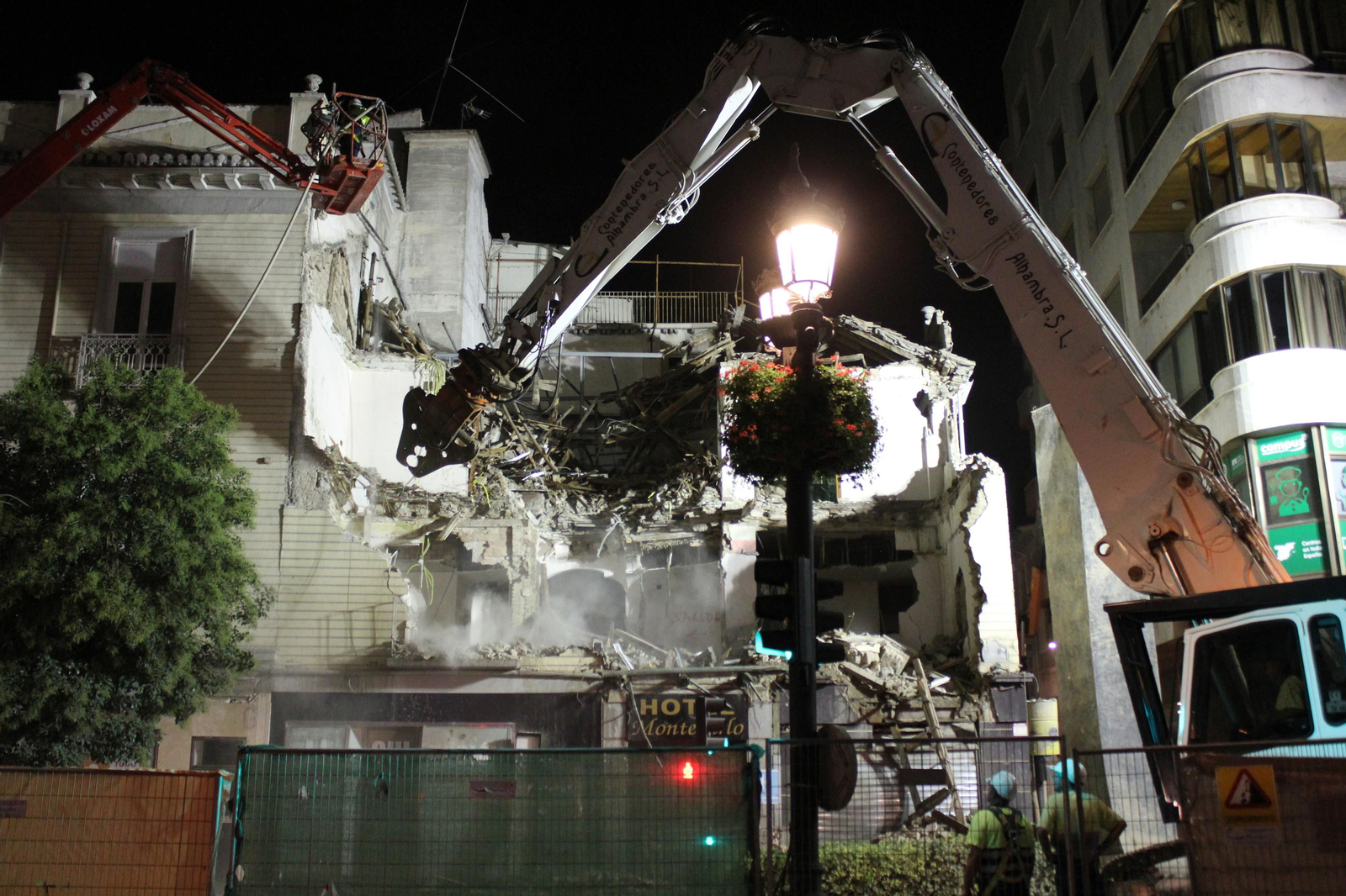 Imágenes del derribo del Hotel Montecarlo