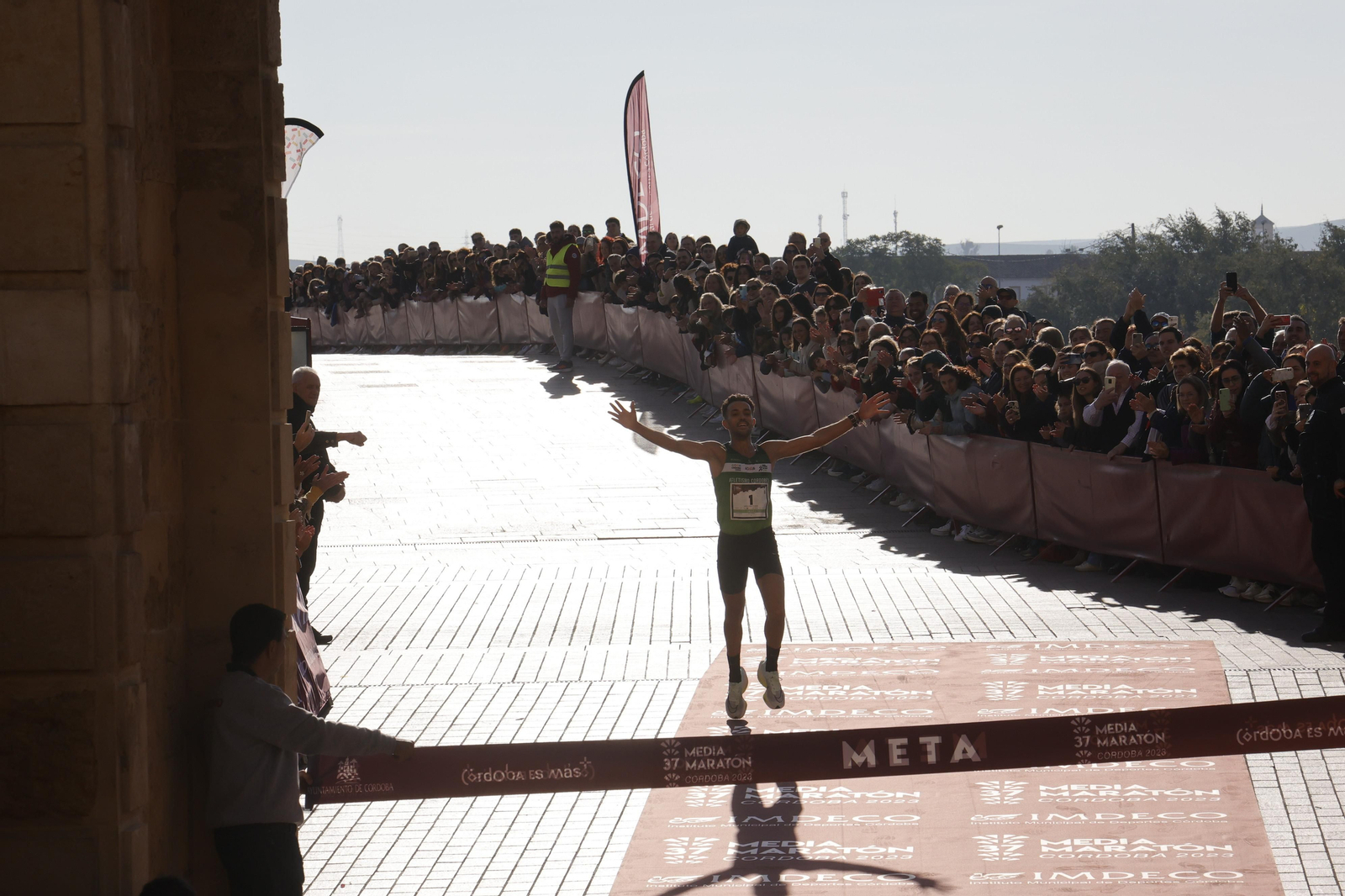Media Maratón de Córdoba 2023: La gloria de cruzar la Puerta del Puente, en imágenes