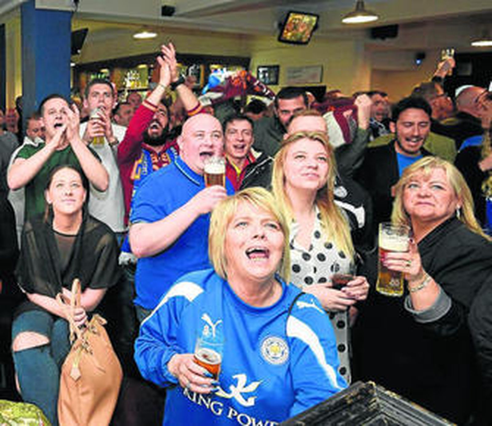 Aficionados del Leicester atienden en un pub la retransmisión del Chelsea-Tottenham disputado ayer.