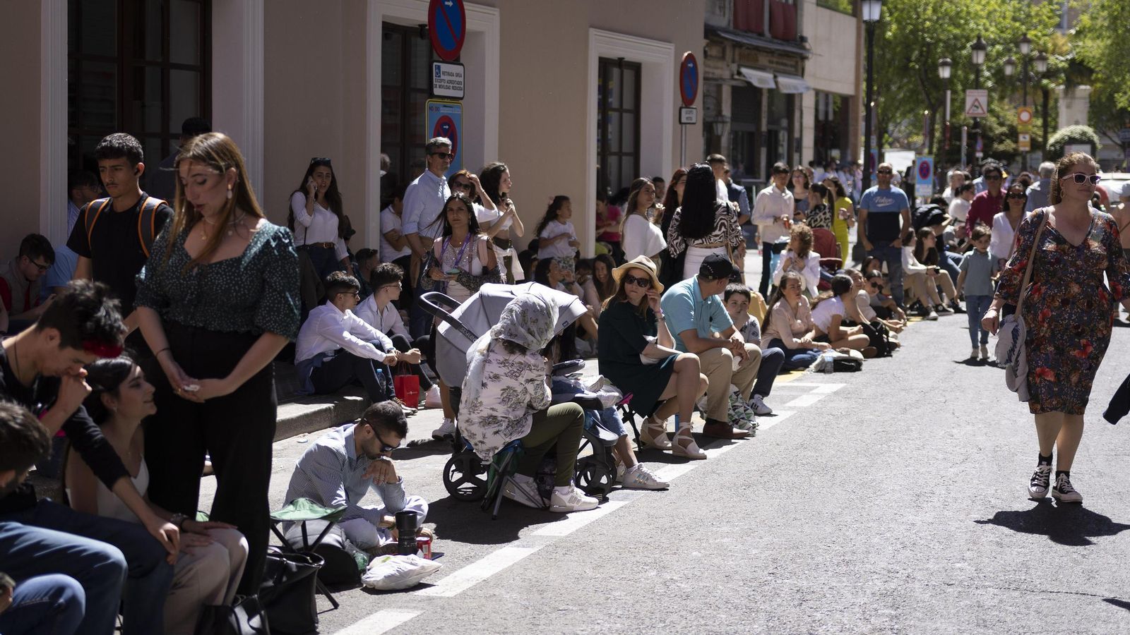 Usuarios de sillitas en el entorno de la Plaza del Duque.