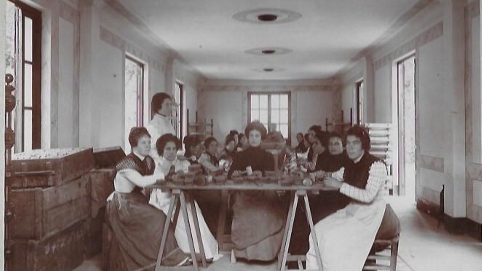 Trabajadoras de la fábrica en plena faena.