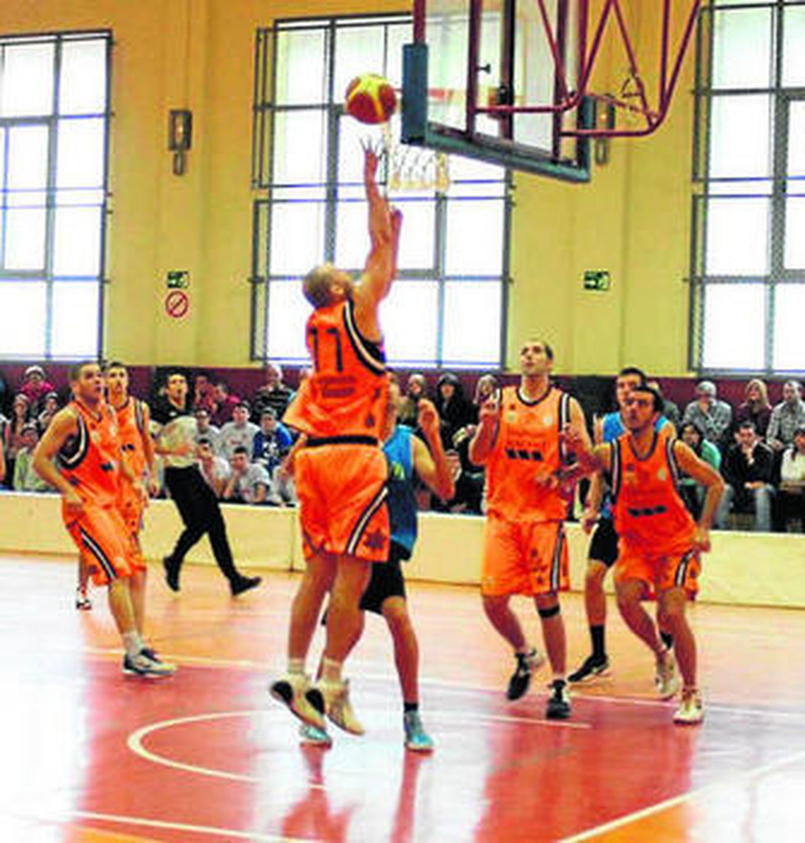 Daniel Ruiz tira a canasta en un partido reciente en Morón.