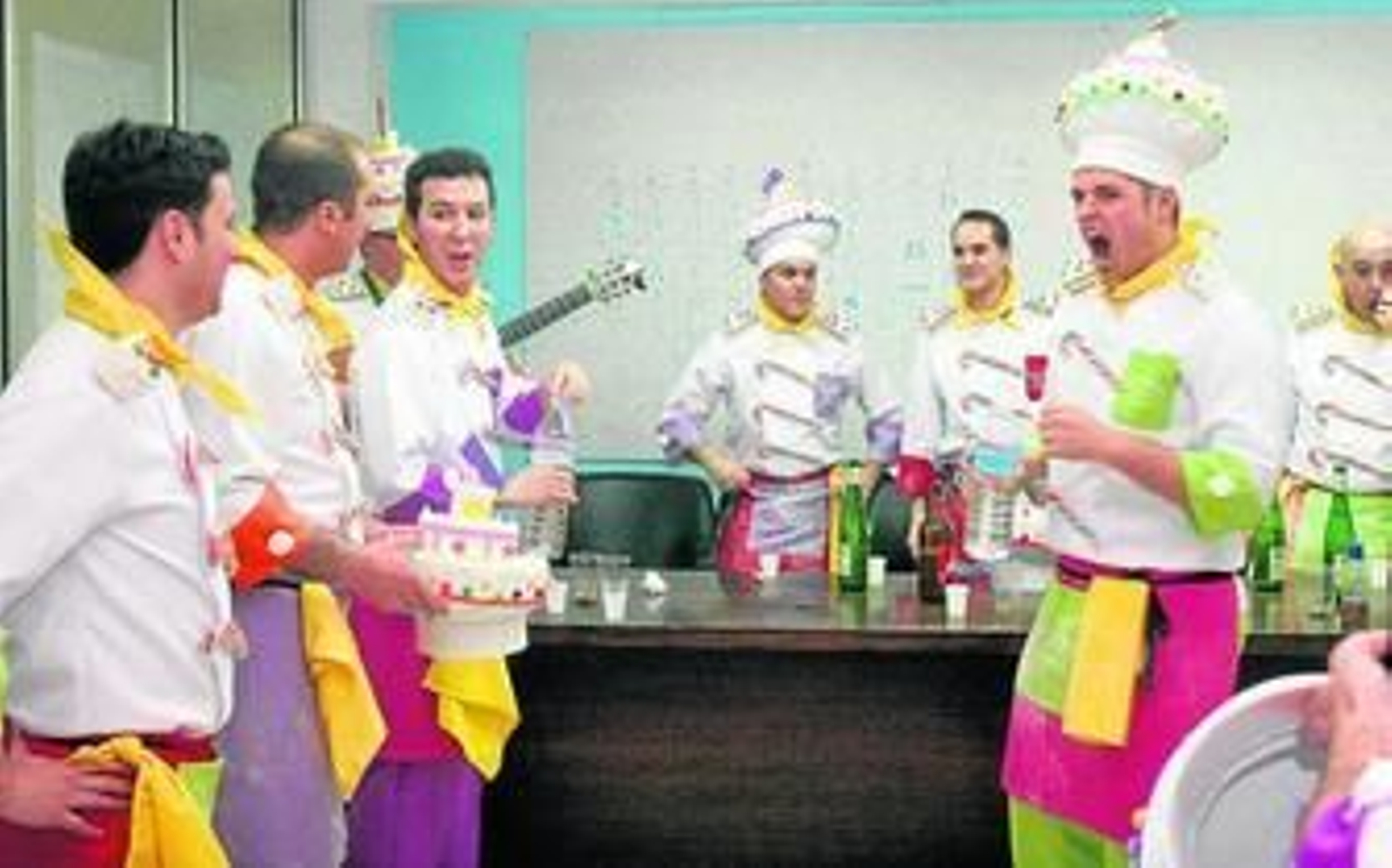 Componentes de la comparsa Los dulces, de Valverde del Camino. Componentes de la comparsa Los dulces, de Valverde del Camino.