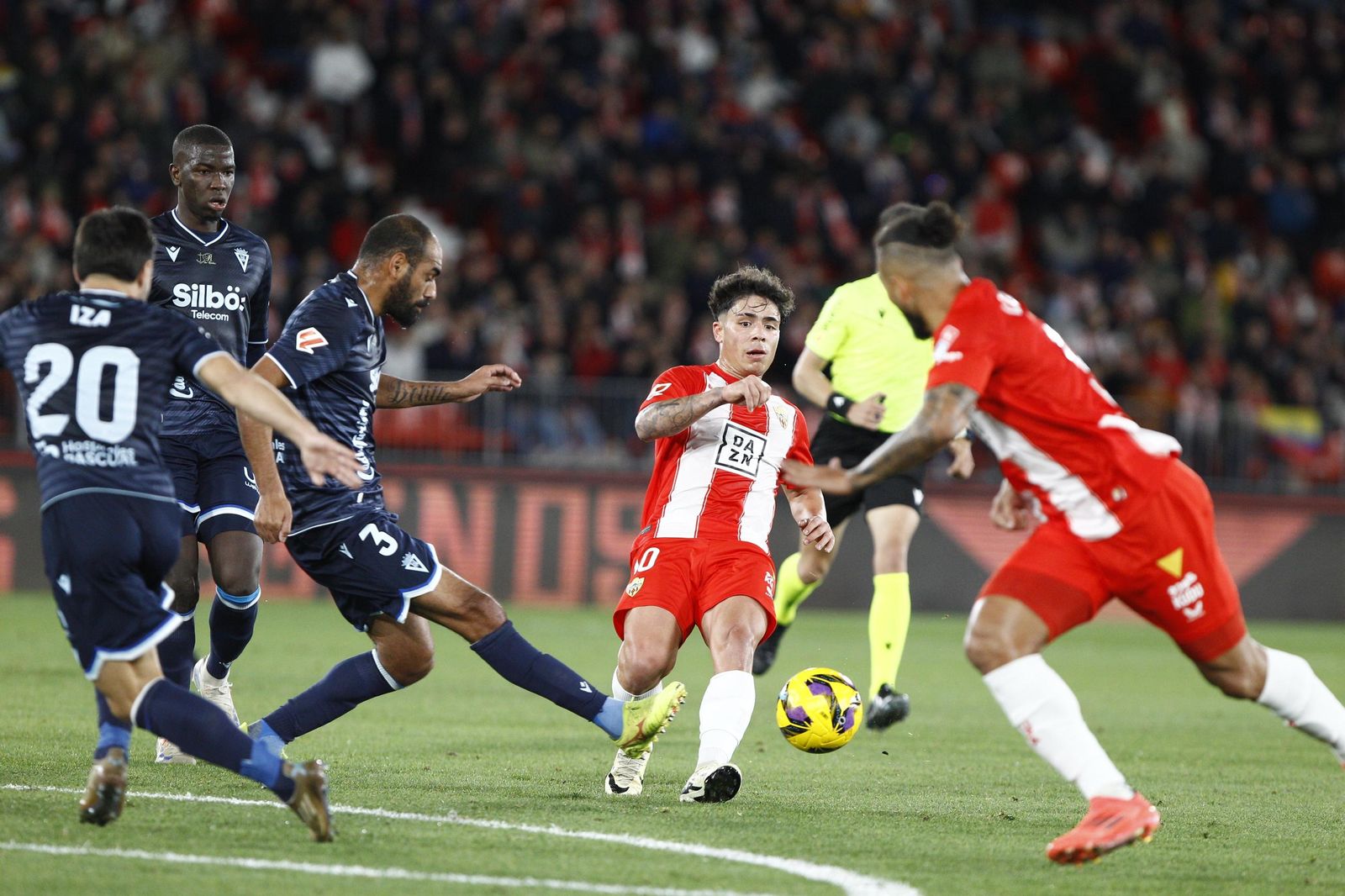 La U.D. Almería empata a uno contra el Cádiz y es campeón de invierno, en imágenes