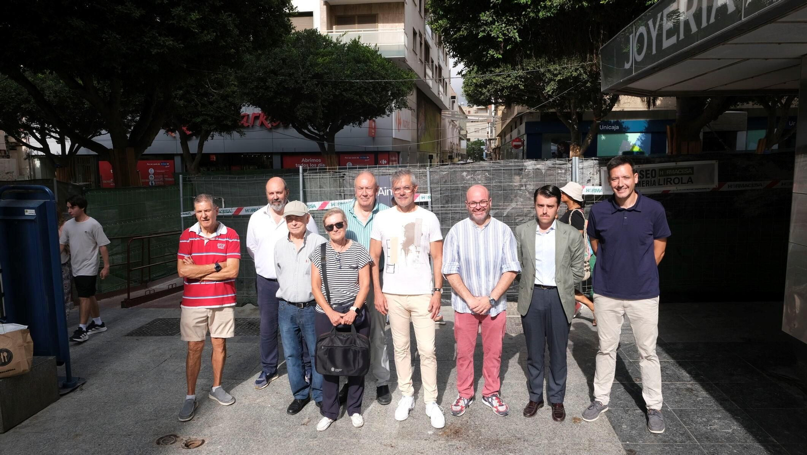 Comerciantes y hosteleros del centro de Almería, afectados por las obras que se están ejecutando para la peatonalización del Paseo, durante la convocatoria con la prensa para trasladar su malestar y sus exigencias al Ayuntamiento de la ciudad, como “máximo responsable de la situación “.