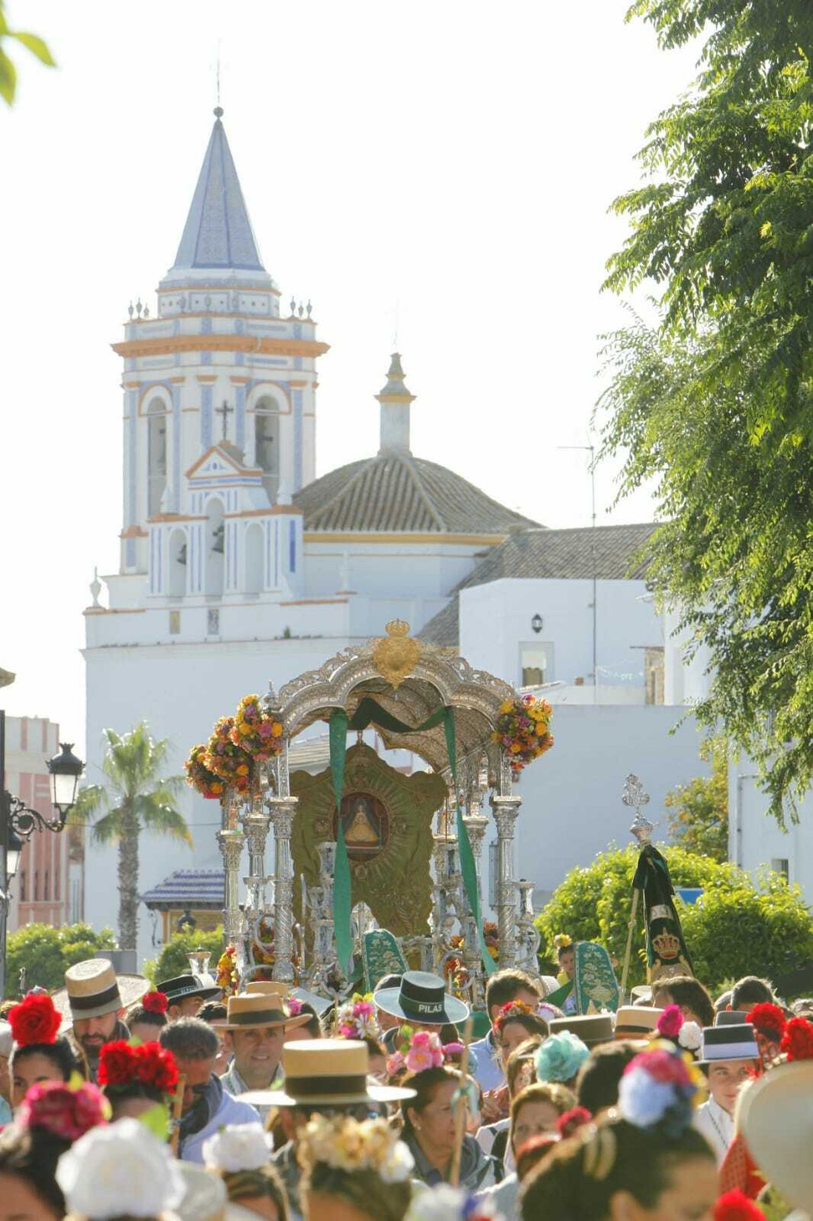 La salida de la Hermandad del Rocío de Pilas, en imágenes