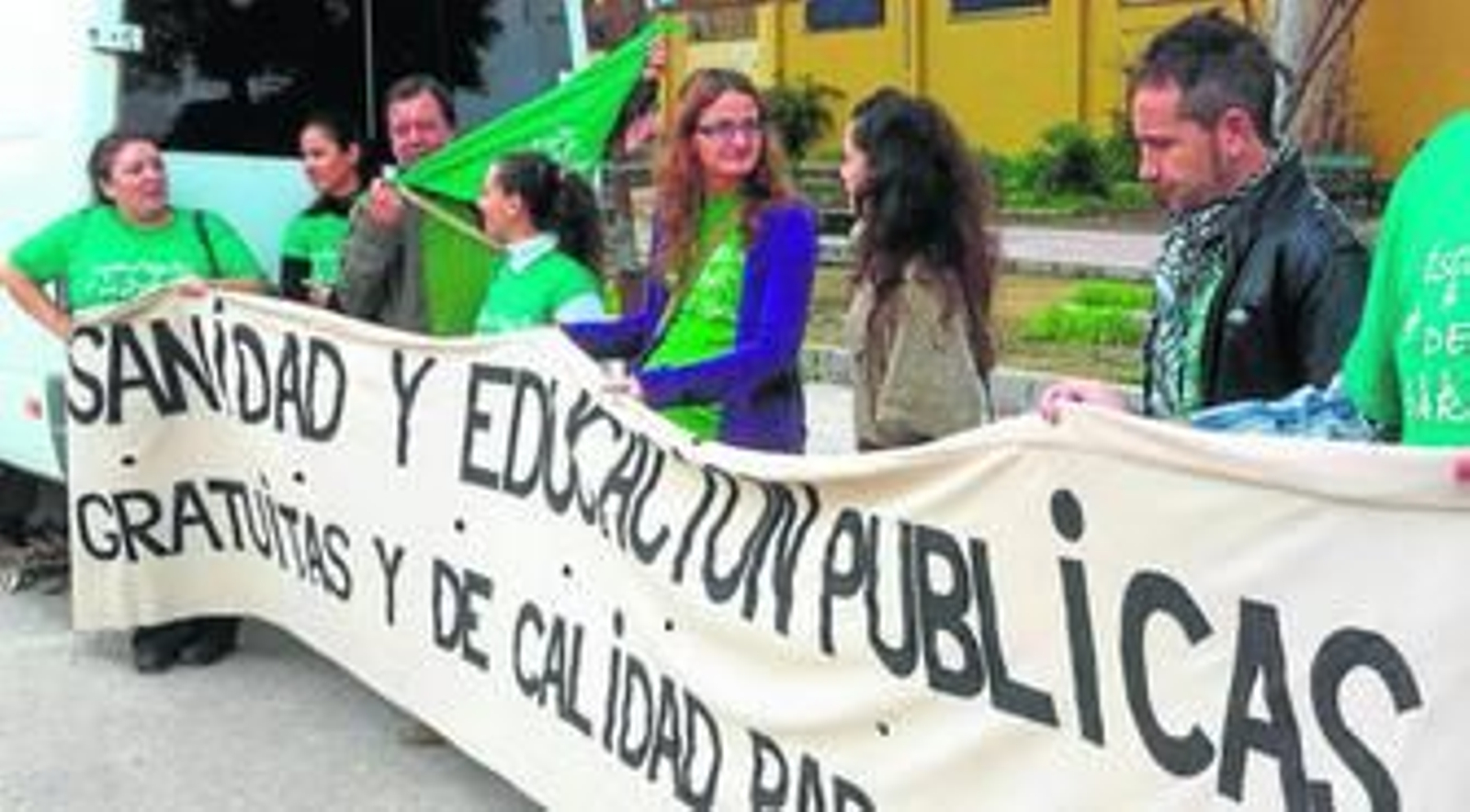 Un grupo de profesores protestaba ayer frente al instituto de Martiricos.