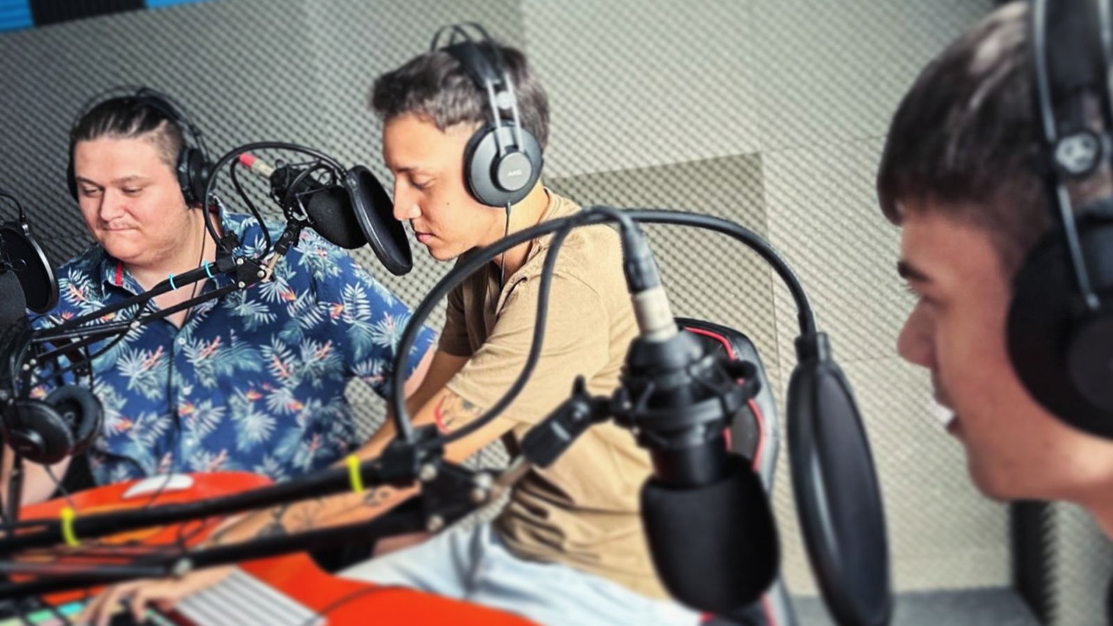 Alumnos en la clase de radio y podcast.