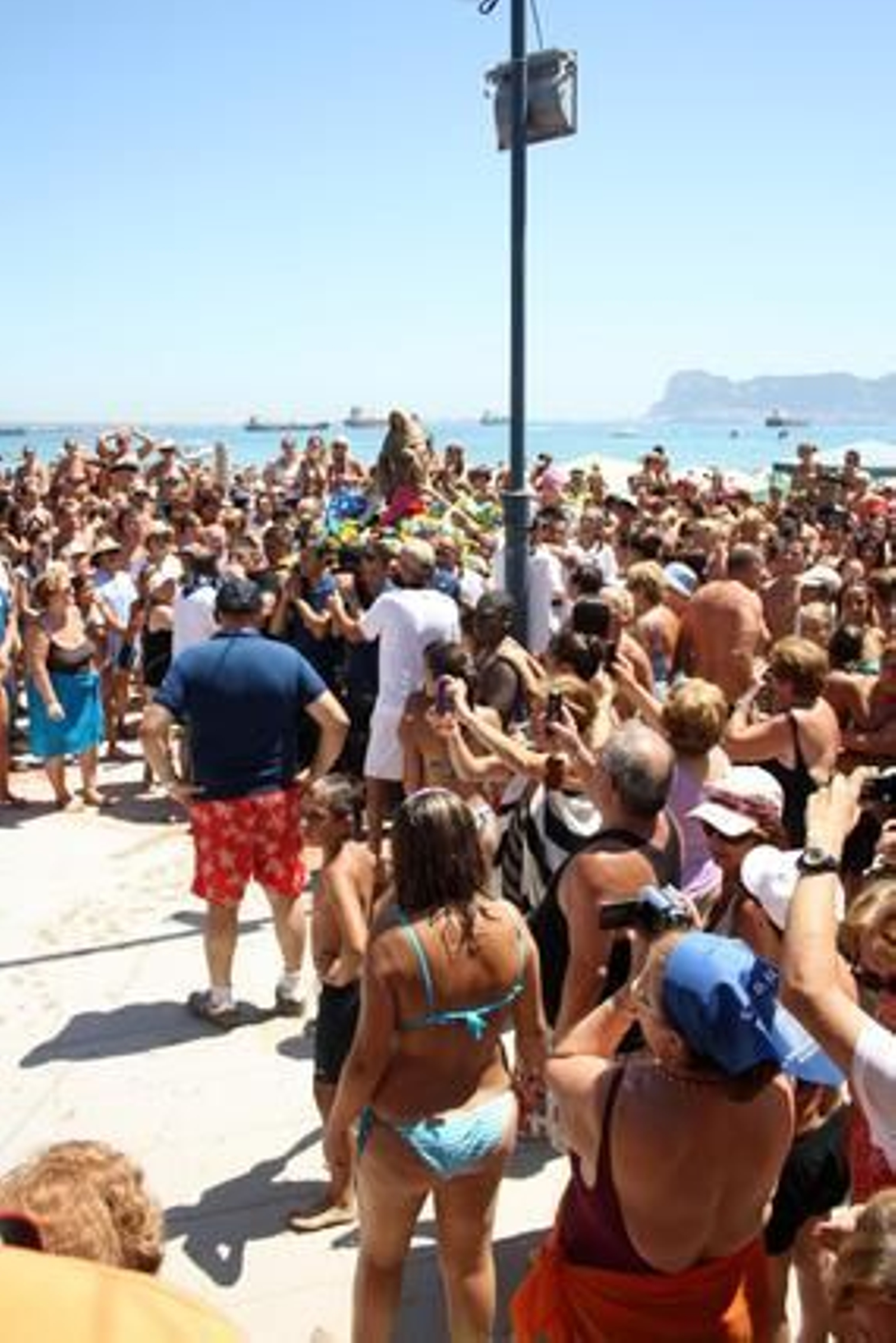 Miles de fieles recibieron con entusiasmo a la imagen en su llegada a la playa.

Foto: Fran Montes