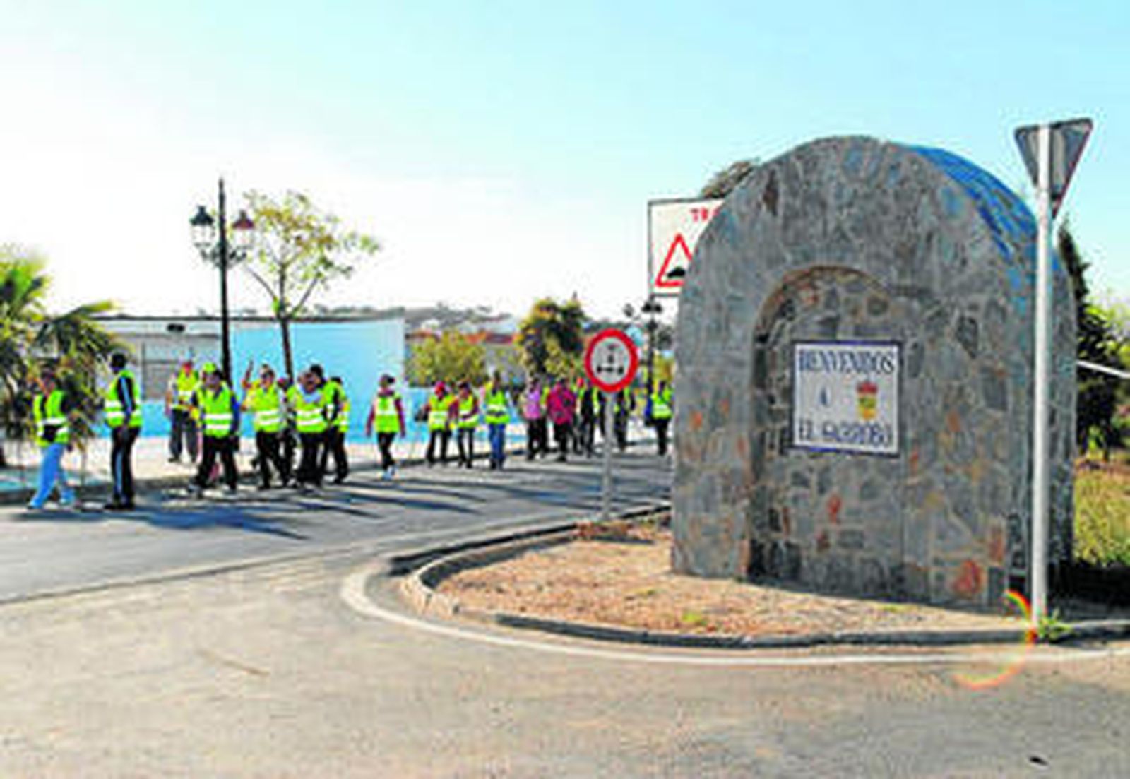 La marcha minera, a su paso por el municipio sevillano de El Garrobo.