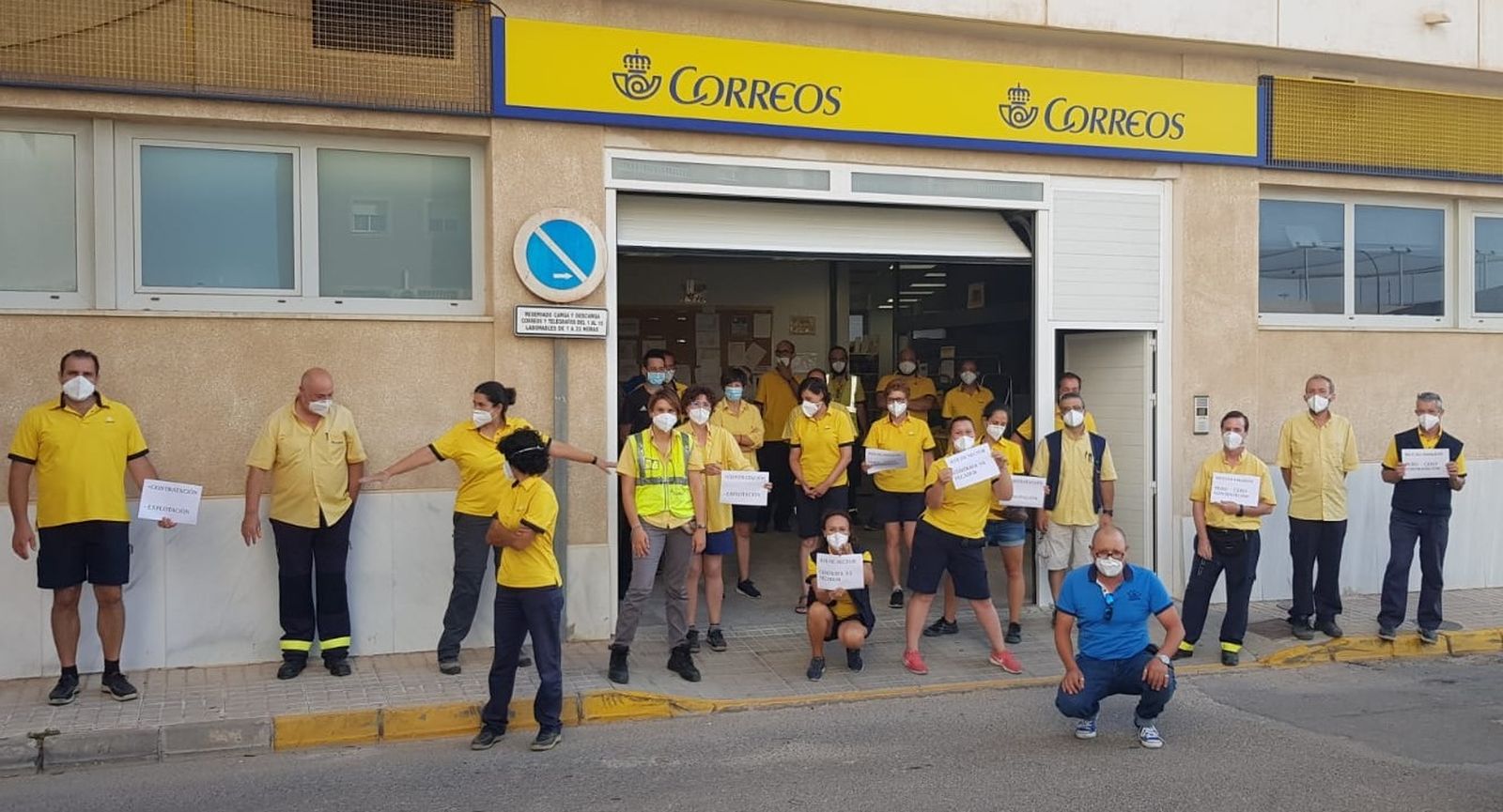 Protesta de trabajadores de Correos en El Ejido.