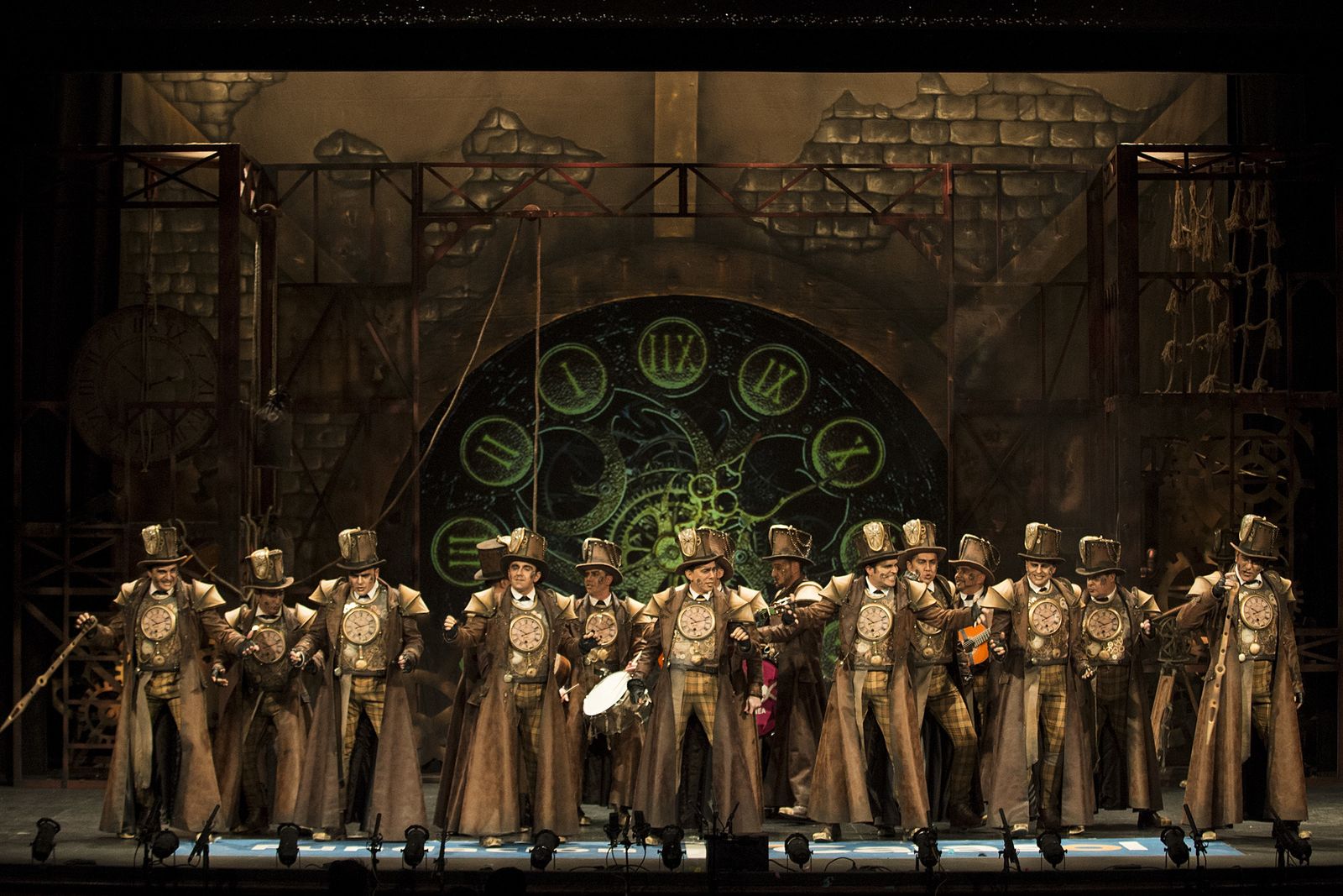 Actuación de la comparsa Tic-tac, tic-tac en el pasado COAC.