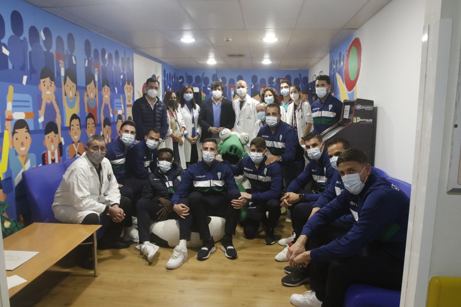 La visita del Córdoba CF al Hospital Reina Sofía, en imágenes