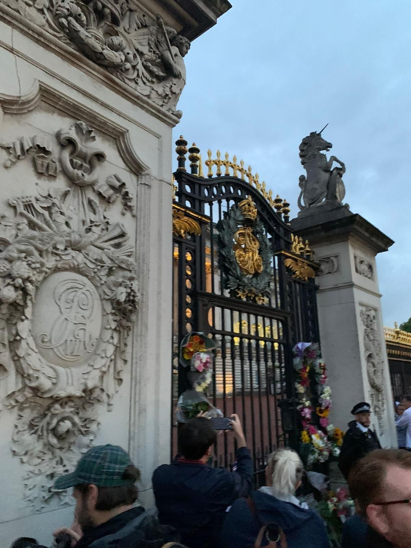 Los británicos acuden a Buckingham Palace tras el anuncio de la muerte de Isabel II