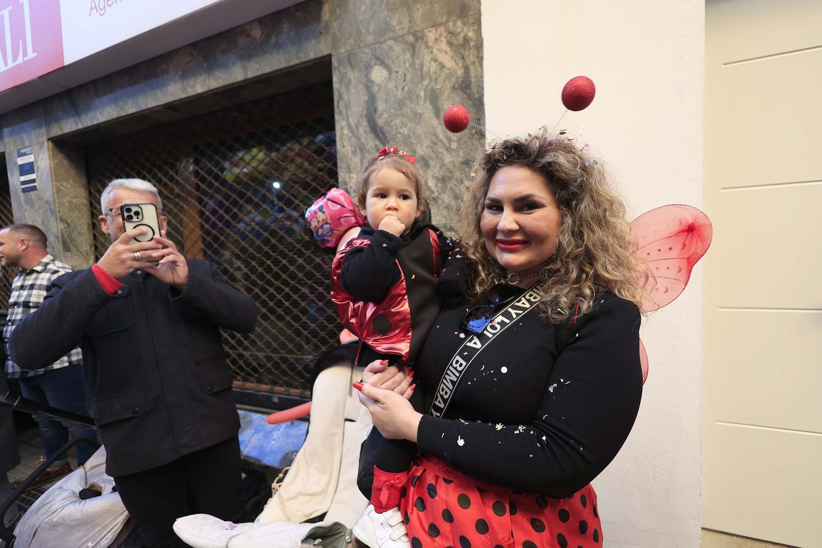 Búscate en las fotos de la cabalgata del Carnaval de La Línea 2026