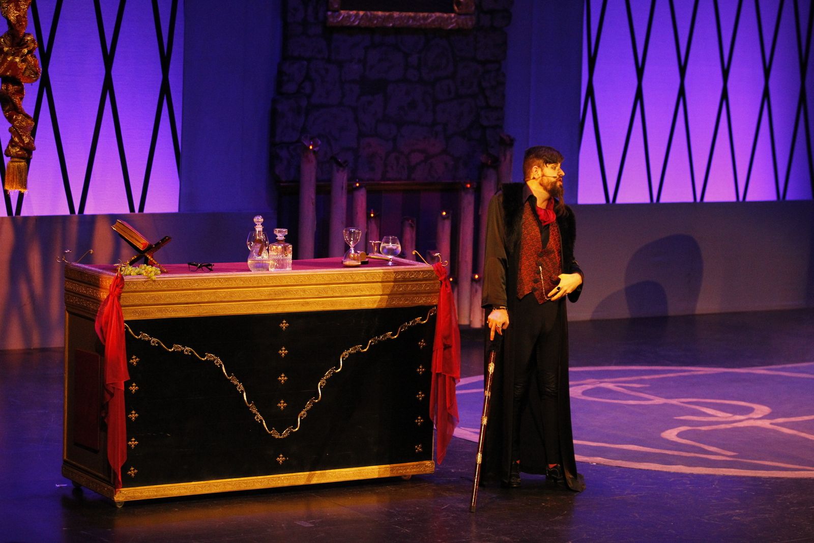 Manu Sánchez durante su espectáculo 'El último santo' en Almería.