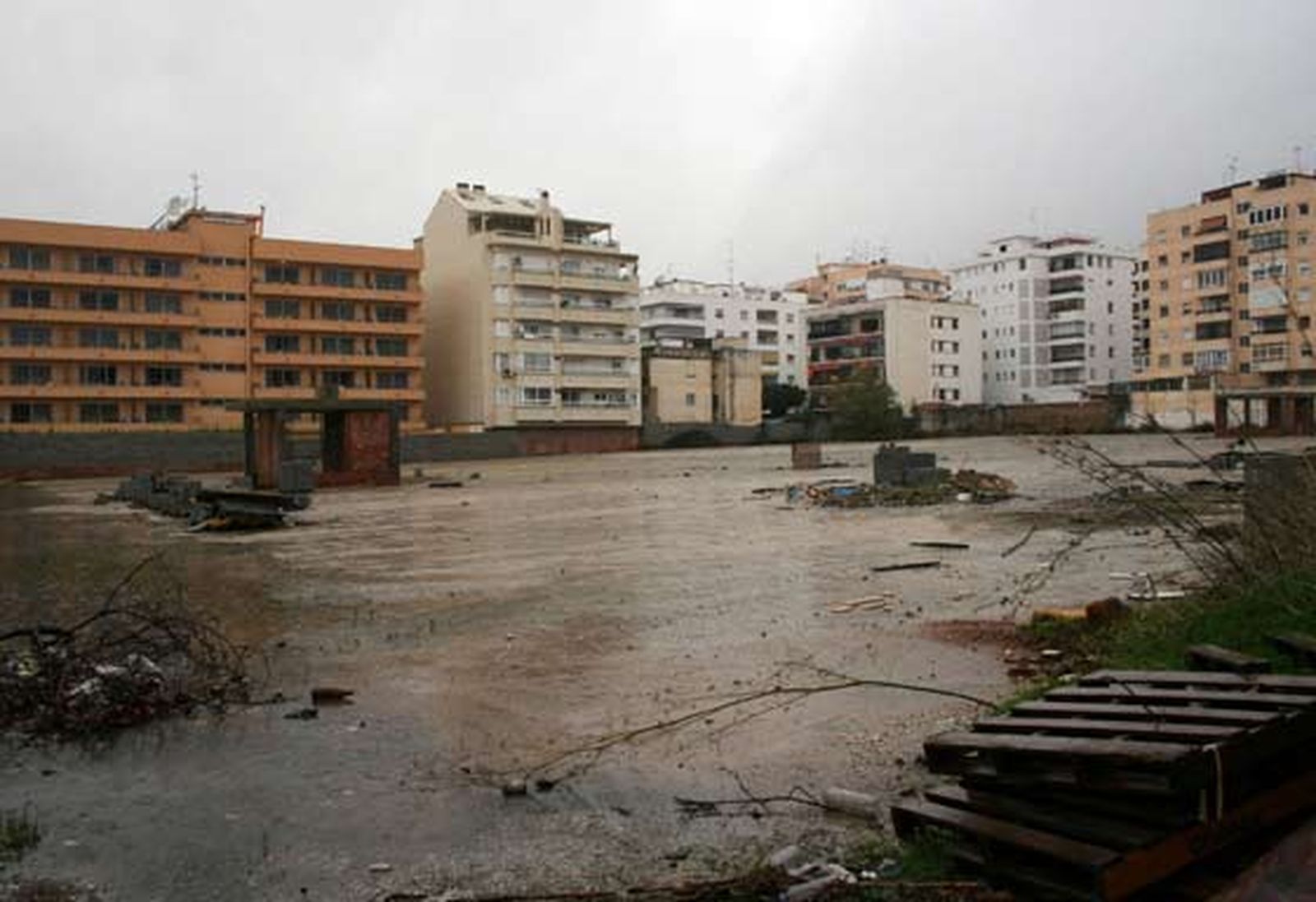 Destrozos ocasionados por la lluvia y el viento.

Foto: Agencias