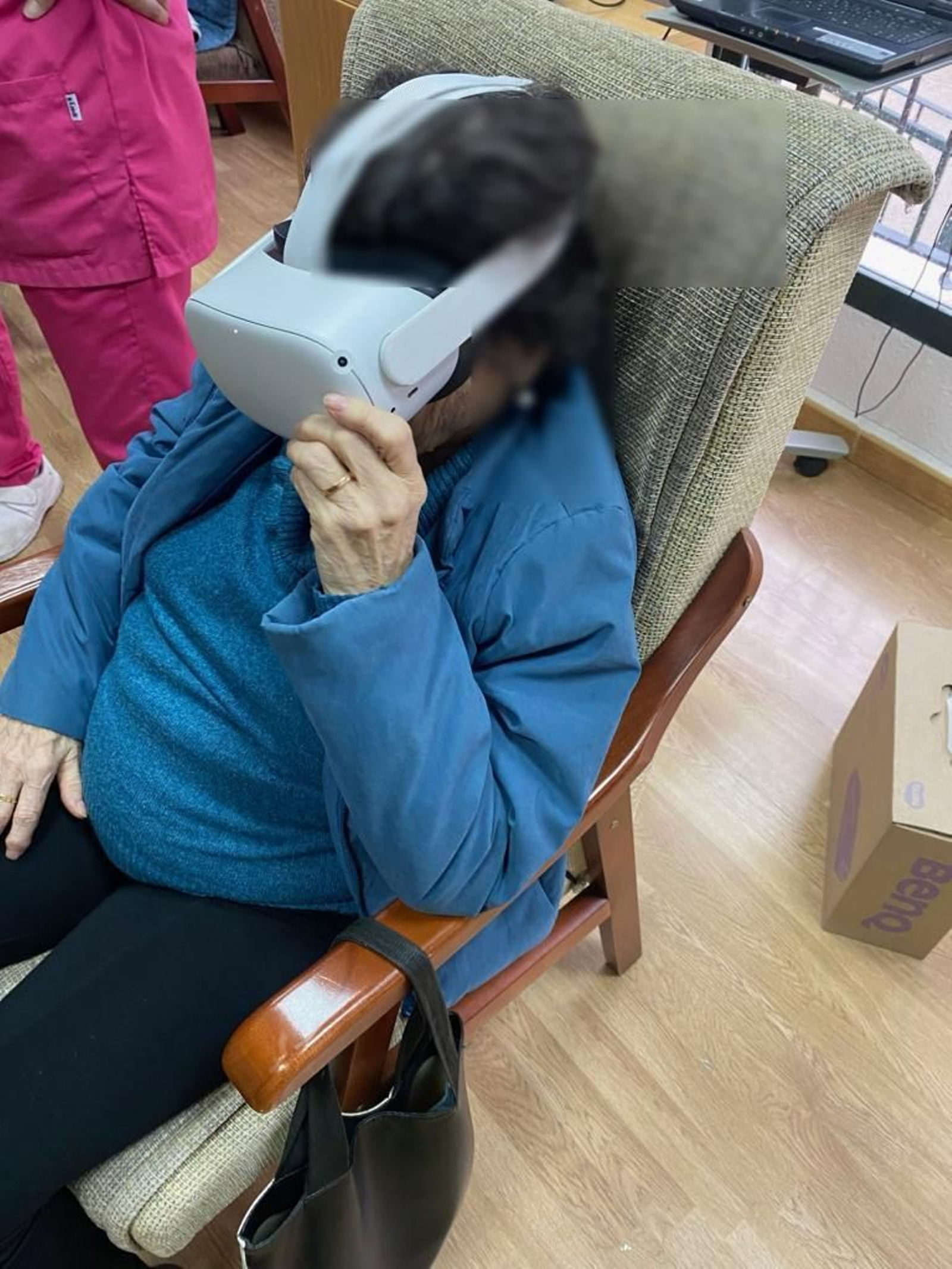 Los mayores con alzheimer de El Campillo usan gafas de realidad virtual para hacer terapia
